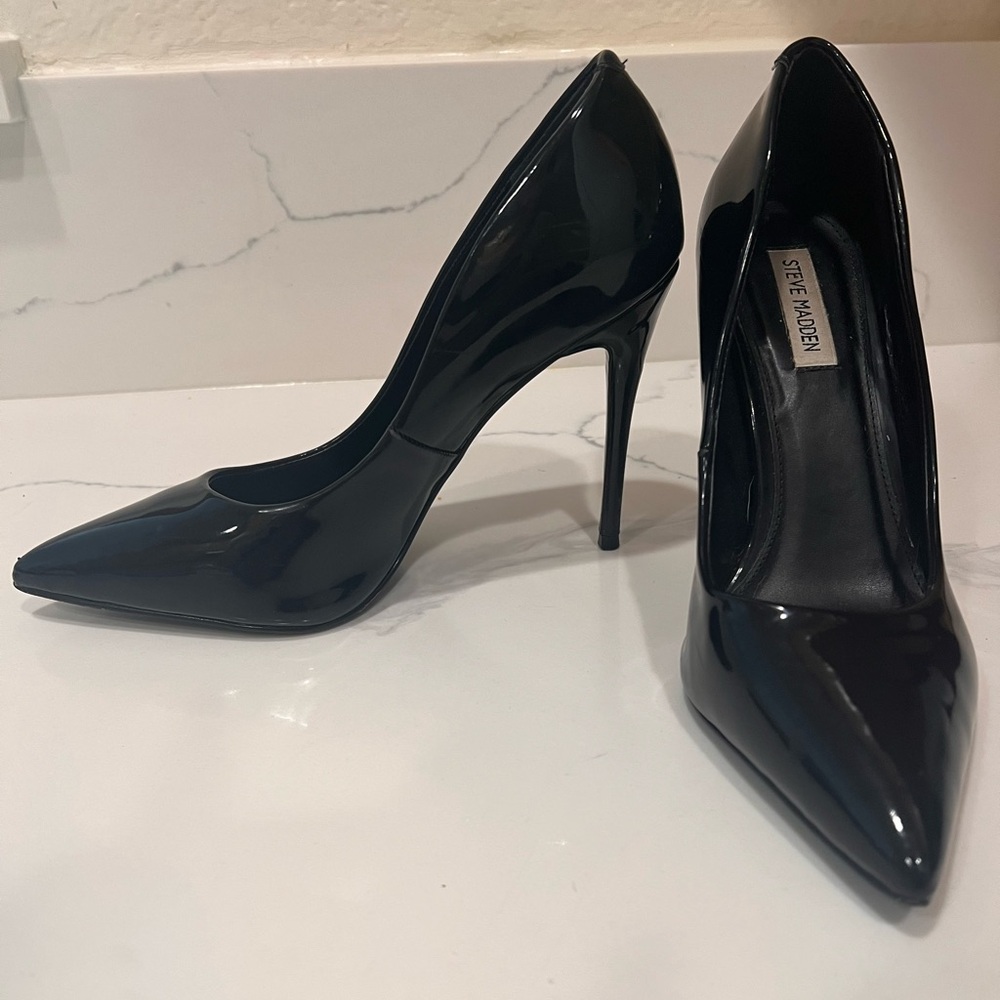 Steve Madden black patent leather pumps
